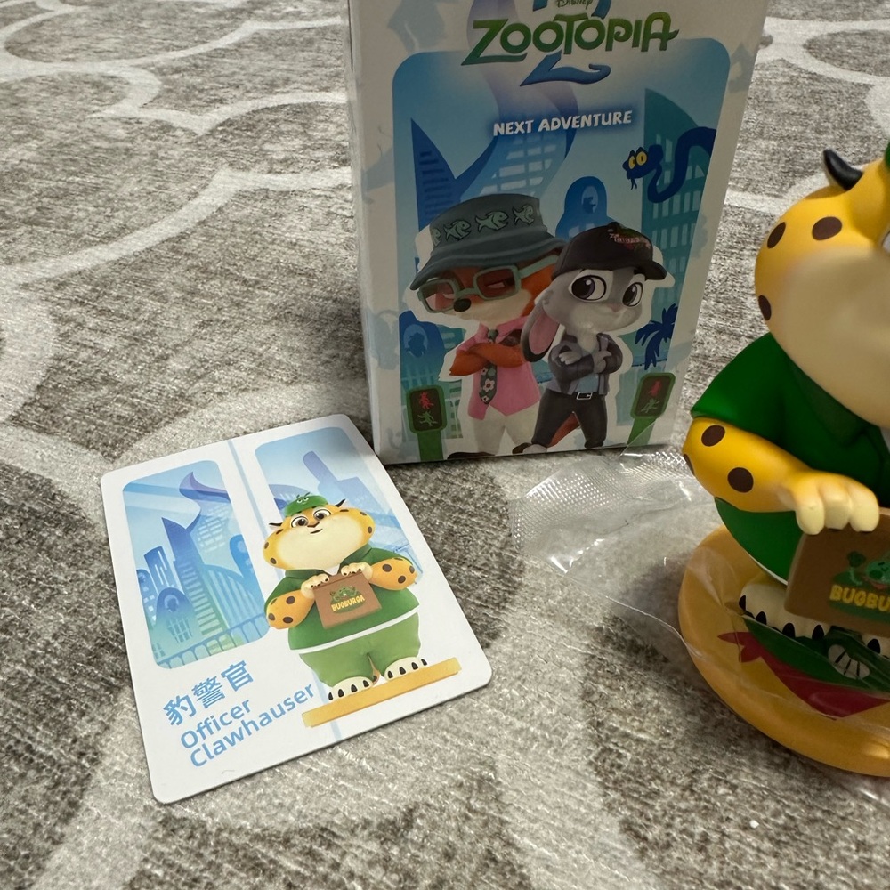 Disney Zootopia 2 Officer Clawhauser Popmart figurine with card and box - Picture 4 of 4
